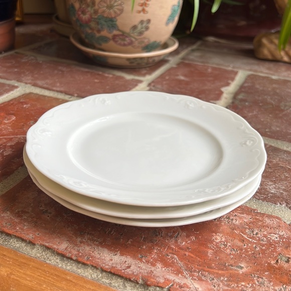 Three Quaint White Plates - Picture 2 of 8